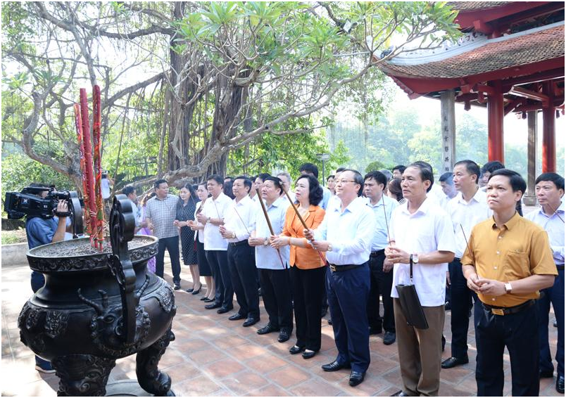 Các đại biểu dâng hương tại Đền Ngọc Sơn