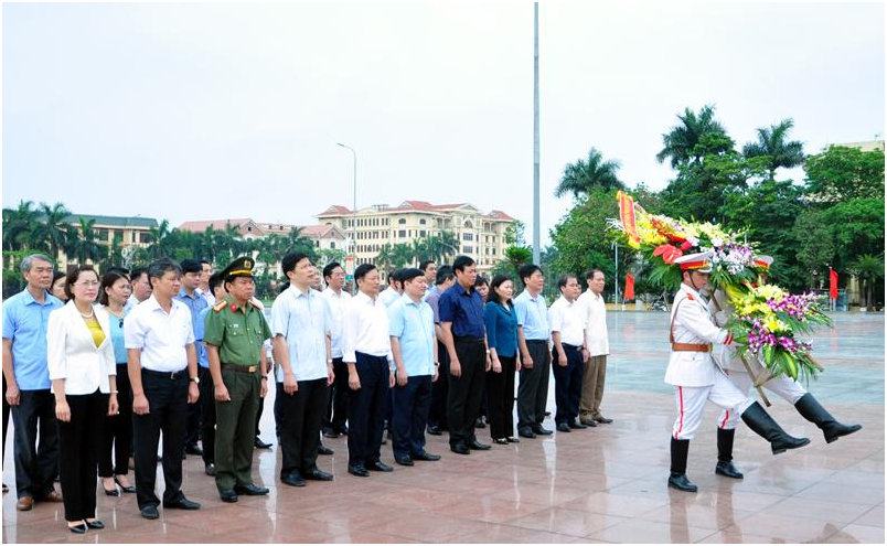 Các đại biểu dâng hoa tại Tượng đài Tổng Bí thư Nguyễn Văn Linh