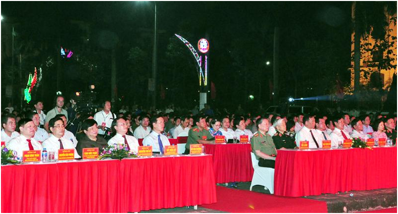 Các đại biểu dự chương trình Giao lưu nghệ thuật "Hưng Yên đinh ninh lời Bác"